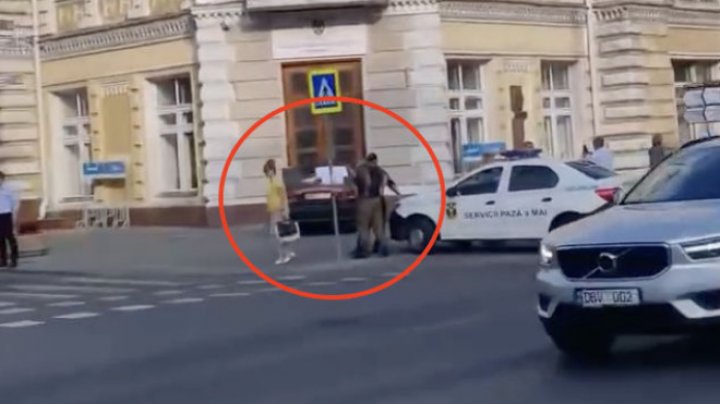 VIDEO/FOTO Un șofer, cu mașina în Primăria Chișinău. Ce spune poliția și reacția lui Ceban