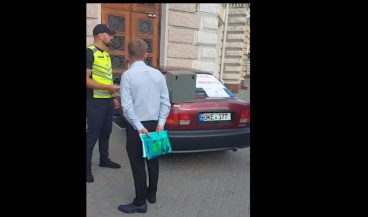 VIDEO/FOTO Un șofer, cu mașina în Primăria Chișinău. Ce spune poliția și reacția lui Ceban