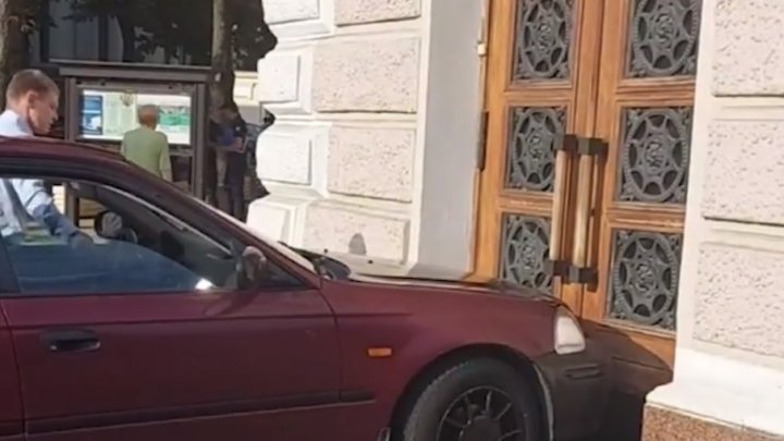 VIDEO/FOTO Un șofer, cu mașina în Primăria Chișinău. Ce spune poliția și reacția lui Ceban