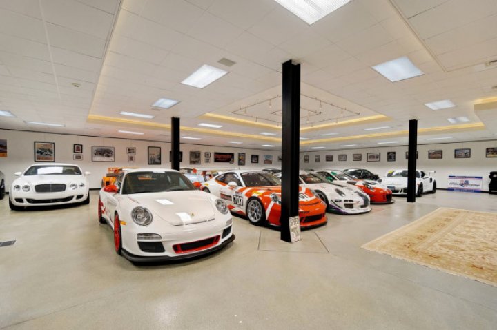 FOTO Cum arată în interior casa cu garaj pentru 30 de mașini a unui miliardar celebru. A fost scoasă la vânzare