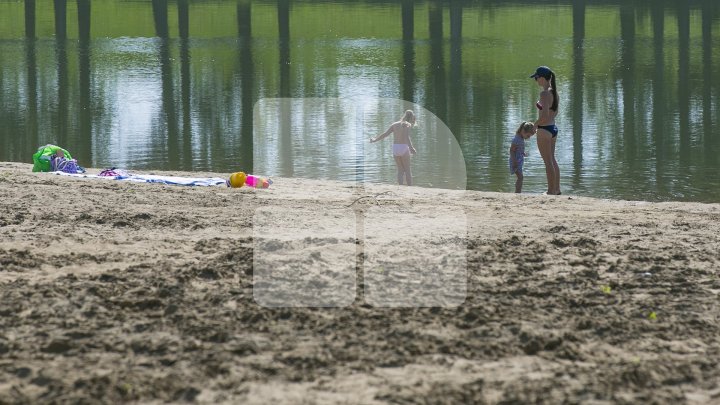 Un bebeluș de 11 luni, cât pe ce să se înece în lacul din parcul din sectorul Râșcani, după ce căruciorul în care se afla a ajuns în apă