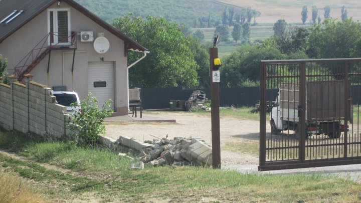 FOTO/VIDEO "Grindina era ca o cireaşă." Ploaia a făcut PRĂPĂD în raionul Călăraşi, a distrus grădini şi drumuri