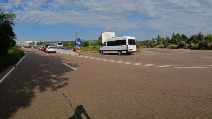 FOTO TRAFIC INTENS la PTF Leușeni - Albița. Se lucrează la capacitate maximă pentru a degaja circulația