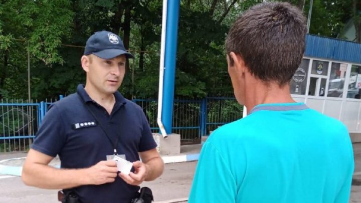 Un bărbat a încercat să ascundă de polițiștii de frontieră un permis de conducere fals. Vezi cum oamenii legii l-au deconspirat