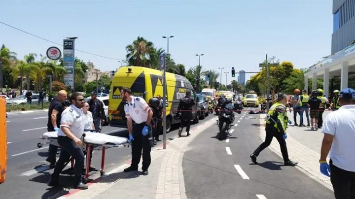 VIDEO IMAGINI ȘOCANTE Atentat la Tel Aviv. O mașină a intrat în mulțime, iar mai mulți oameni au fost răniți. Atacatorul a fost ucis