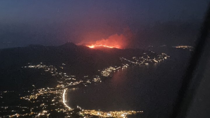 Grecia arde. După Rodos, urmează iadul din Corfu. Flăcările se extind spre hoteluri și pensiuni, insula este evacuată