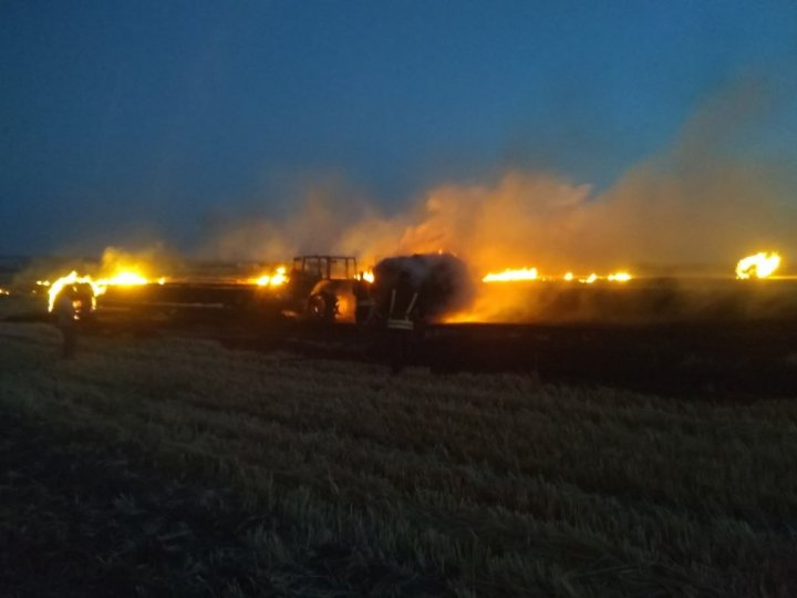 FOTO Moldova, în FLĂCĂRI. Hectare de culturi agricole și vegetație uscată, nimicite de foc