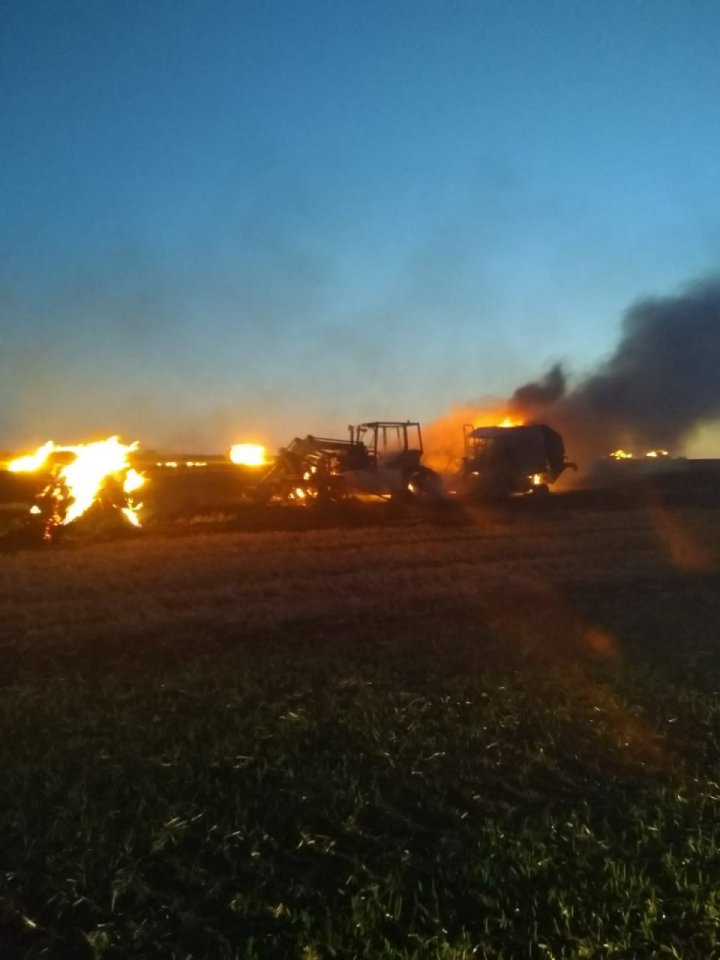 FOTO Moldova, în FLĂCĂRI. Hectare de culturi agricole și vegetație uscată, nimicite de foc