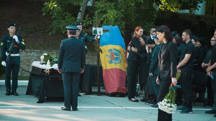 FOTO Poliţistul de frontieră Serghei Muntean, condus pe ultimul drum. Maia Sandu şi Ana Revenco au participat la funeralii