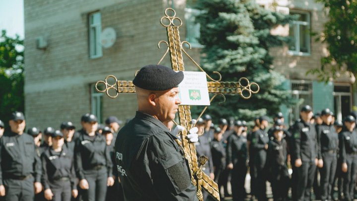 FOTO Poliţistul de frontieră Serghei Muntean, condus pe ultimul drum. Maia Sandu şi Ana Revenco au participat la funeralii