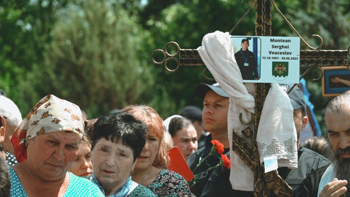 FOTO Poliţistul de frontieră Serghei Muntean, condus pe ultimul drum. Maia Sandu şi Ana Revenco au participat la funeralii