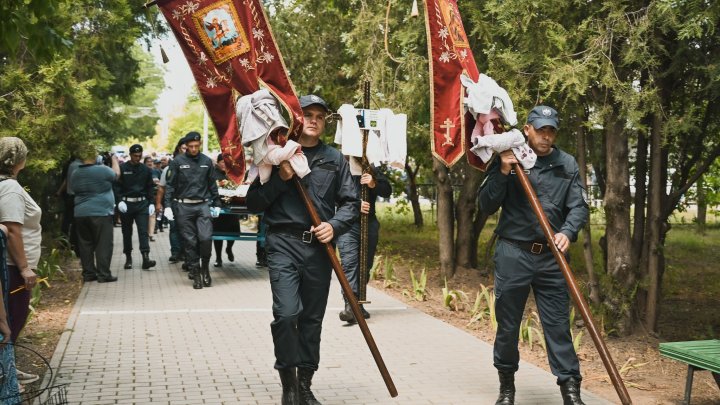 FOTO Poliţistul de frontieră Serghei Muntean, condus pe ultimul drum. Maia Sandu şi Ana Revenco au participat la funeralii