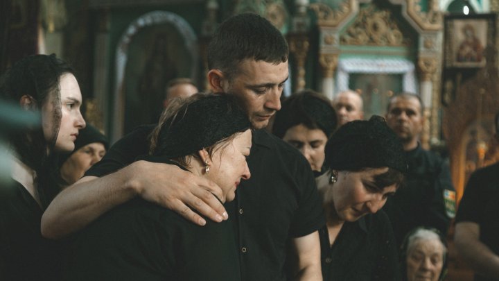 FOTO Poliţistul de frontieră Serghei Muntean, condus pe ultimul drum. Maia Sandu şi Ana Revenco au participat la funeralii