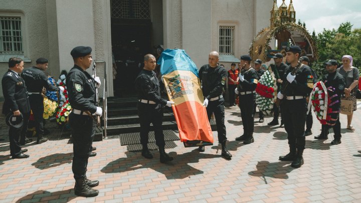 FOTO Poliţistul de frontieră Serghei Muntean, condus pe ultimul drum. Maia Sandu şi Ana Revenco au participat la funeralii