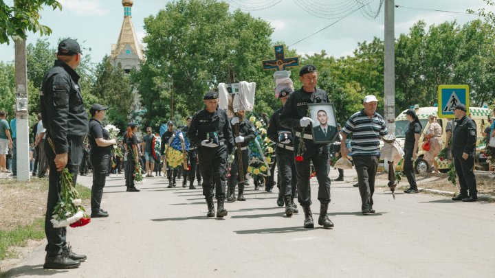 FOTO Poliţistul de frontieră Serghei Muntean, condus pe ultimul drum. Maia Sandu şi Ana Revenco au participat la funeralii