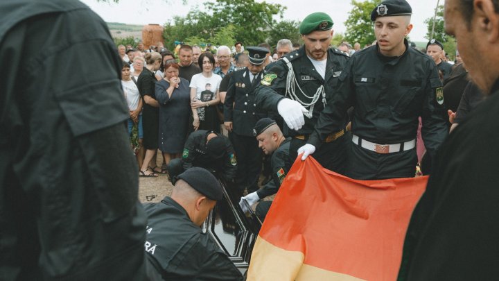 FOTO Poliţistul de frontieră Serghei Muntean, condus pe ultimul drum. Maia Sandu şi Ana Revenco au participat la funeralii