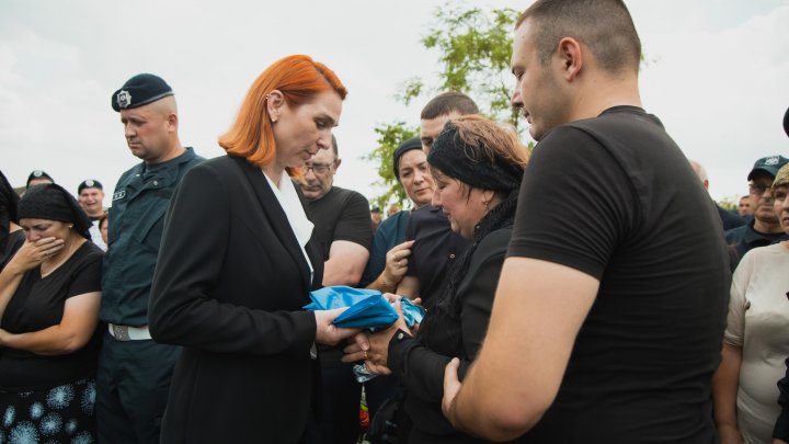 FOTO Poliţistul de frontieră Serghei Muntean, condus pe ultimul drum. Maia Sandu şi Ana Revenco au participat la funeralii