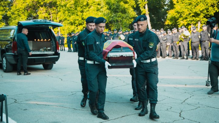 FOTO Poliţistul de frontieră Serghei Muntean, condus pe ultimul drum. Maia Sandu şi Ana Revenco au participat la funeralii