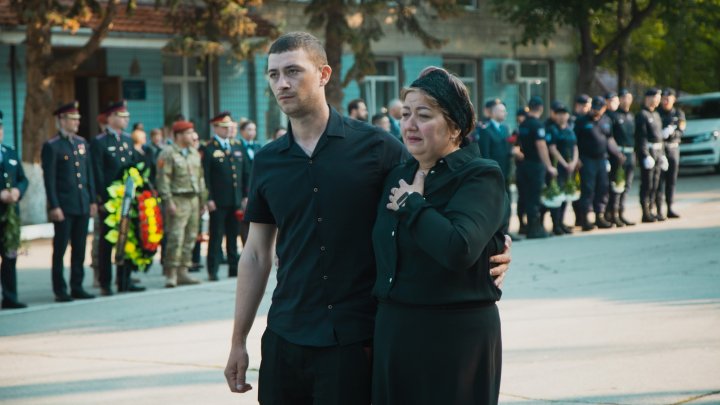 FOTO Poliţistul de frontieră Serghei Muntean, condus pe ultimul drum. Maia Sandu şi Ana Revenco au participat la funeralii