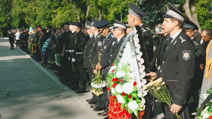 FOTO Poliţistul de frontieră Serghei Muntean, condus pe ultimul drum. Maia Sandu şi Ana Revenco au participat la funeralii