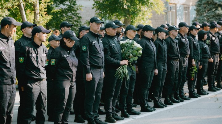 FOTO Poliţistul de frontieră Serghei Muntean, condus pe ultimul drum. Maia Sandu şi Ana Revenco au participat la funeralii