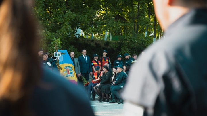 FOTO Poliţistul de frontieră Serghei Muntean, condus pe ultimul drum. Maia Sandu şi Ana Revenco au participat la funeralii