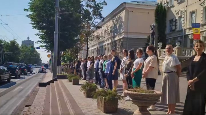 VIDEO Un ultim omagiu pentru polițistul de frontieră, ucis la Aeroport. Cortegiul funerar a trecut prin fața MAI și se îndreaptă spre satul de baștină