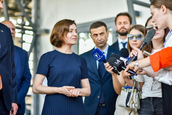 FOTO. Maia Sandu a vizitat postul vamal Sculeni, unde se fac lucrări de modernizare. Șapte piste noi de control vamal, deja finalizate 