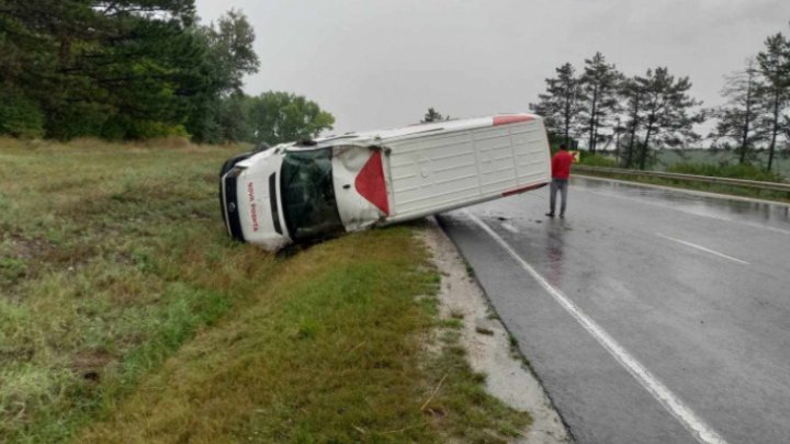 VIDEO. Accident în raionul Sîngerei. Un microbuz a ajuns într-un șanț