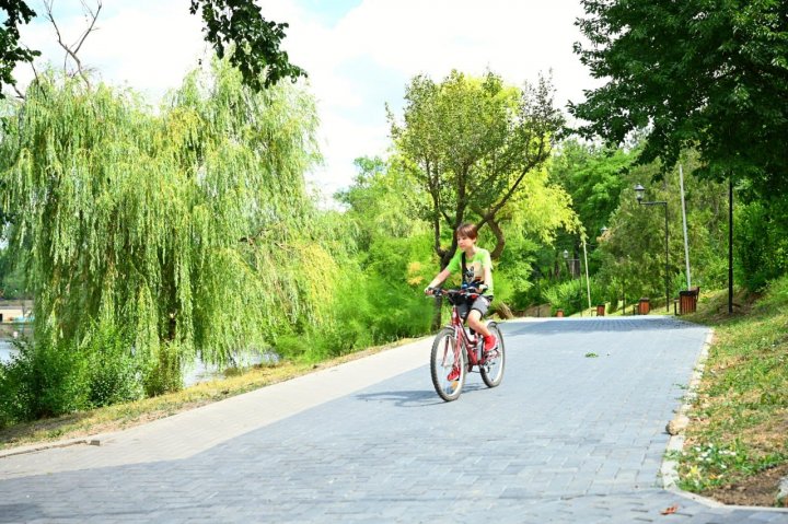 FOTO A PRINS VIAȚĂ! Cum arată Parcul Dumitru Rîșcanu din Capitală, după prima etapă de renovare