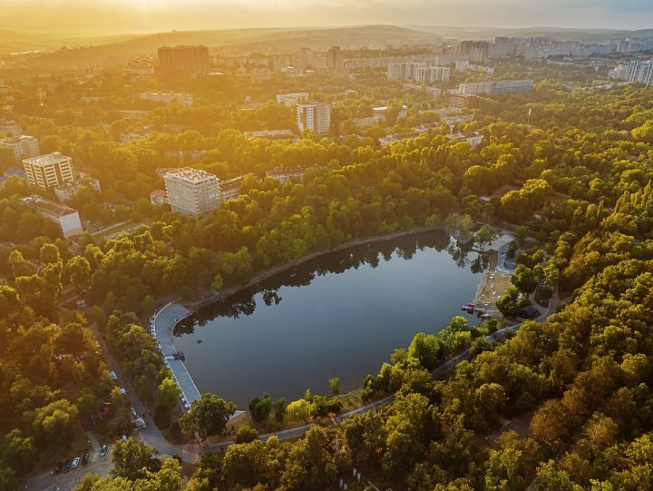 FOTO A PRINS VIAȚĂ! Cum arată Parcul Dumitru Rîșcanu din Capitală, după prima etapă de renovare