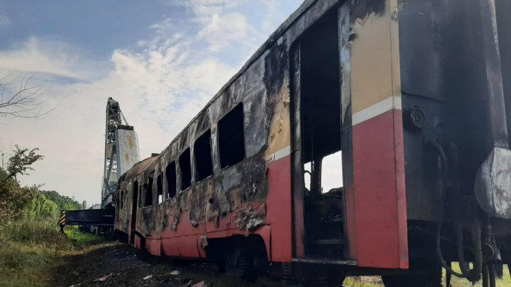 FOTO O locomotivă a luat foc la intrarea în orașul Ungheni