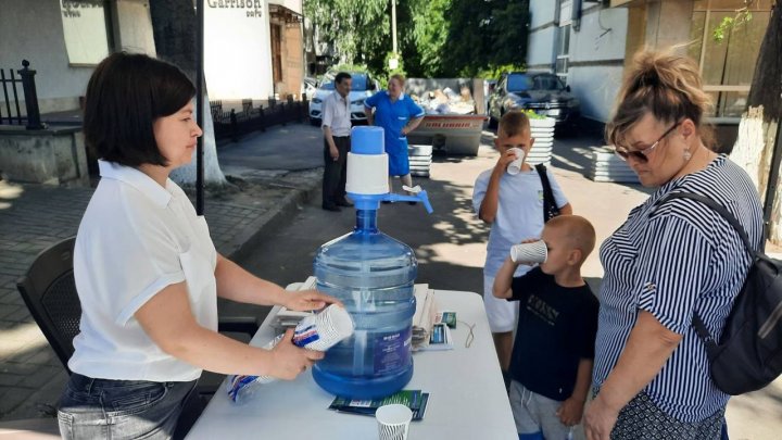 FOTO Corturi anticaniculă, instalate în toate sectoarele Capitalei