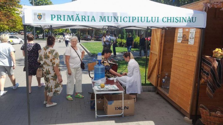 FOTO Corturi anticaniculă, instalate în toate sectoarele Capitalei