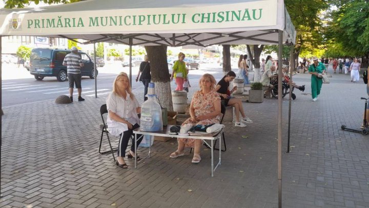 FOTO Corturi anticaniculă, instalate în toate sectoarele Capitalei