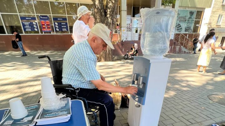 FOTO Corturi anticaniculă, instalate în toate sectoarele Capitalei