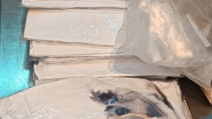 FOTO ILEGALITĂŢI pe Aeroportul Chişinău. Ce avea în bagaj un pasager al rutei Erevan - Chişinău