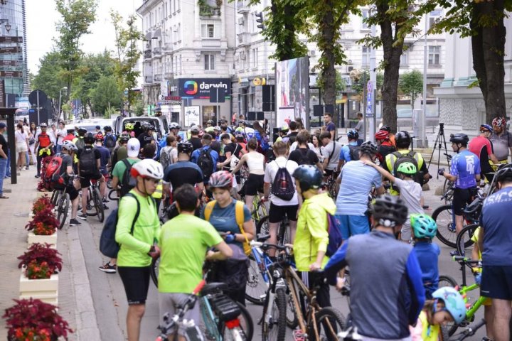 FOTO Maratonul „Velo Road Chișinău”, la a IV-a ediție. Peste 150 de cicliști și alți utilizatori ai transportului alternativ au participat la eveniment