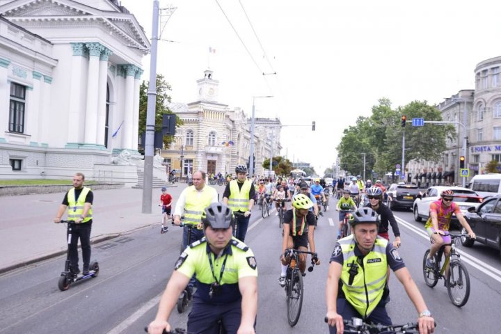 FOTO Maratonul „Velo Road Chișinău”, la a IV-a ediție. Peste 150 de cicliști și alți utilizatori ai transportului alternativ au participat la eveniment