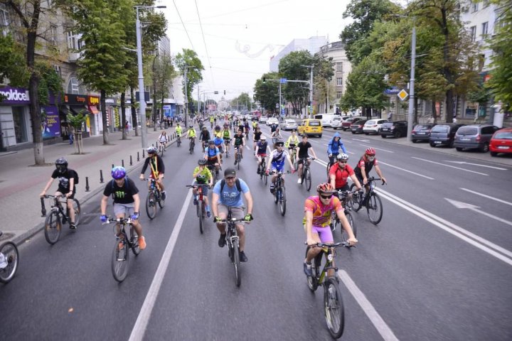 FOTO Maratonul „Velo Road Chișinău”, la a IV-a ediție. Peste 150 de cicliști și alți utilizatori ai transportului alternativ au participat la eveniment