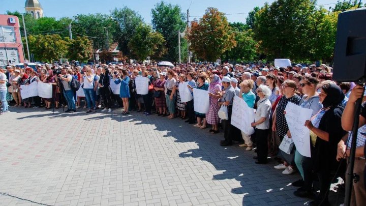 FOTO  Primul conflict între noul başcan şi Adunarea Populară a Găgăuziei. Aleşii blochează aprobarea Executivului propus de Eugenia Guţul din cauza limbii găgăuze.