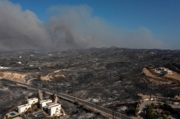 IMAGINI din DRONĂ care te lasă fără cuvinte. Cum arată insula Rodos, după incendiile devastatoare. Aproximativ 19.000 de locuitori şi turişti, evacuaţi 