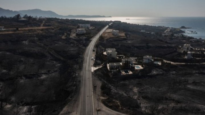 IMAGINI din DRONĂ care te lasă fără cuvinte. Cum arată insula Rodos, după incendiile devastatoare. Aproximativ 19.000 de locuitori şi turişti, evacuaţi 