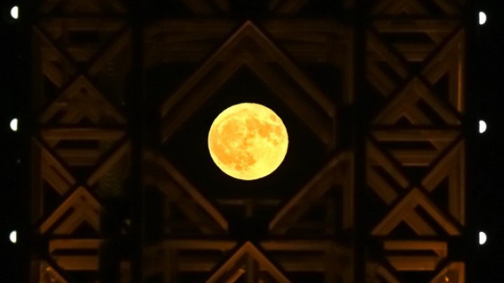 IMAGINI SPECTACULOASE! Cum s-a văzut Superluna din diferite colțuri ale lumii