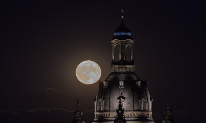 IMAGINI SPECTACULOASE! Cum s-a văzut Superluna din diferite colțuri ale lumii