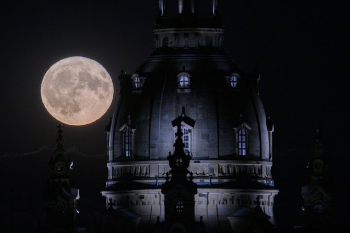 IMAGINI SPECTACULOASE! Cum s-a văzut Superluna din diferite colțuri ale lumii