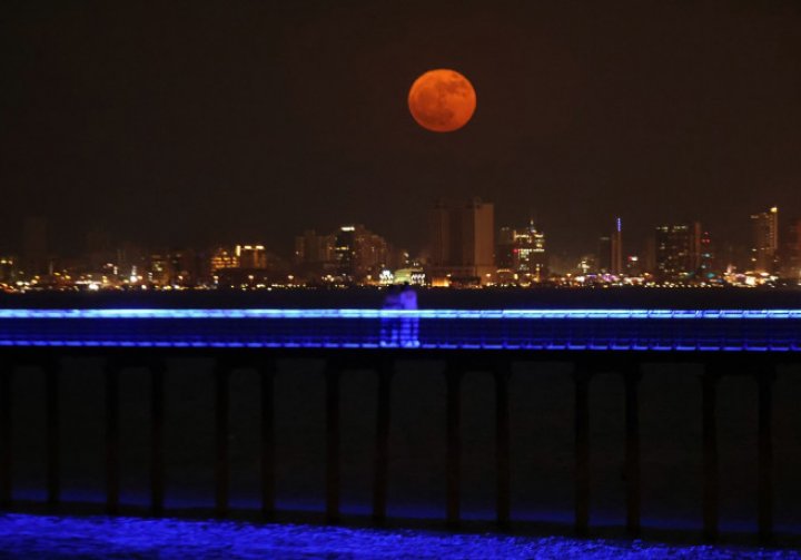 IMAGINI SPECTACULOASE! Cum s-a văzut Superluna din diferite colțuri ale lumii