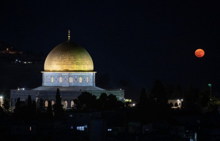 IMAGINI SPECTACULOASE! Cum s-a văzut Superluna din diferite colțuri ale lumii