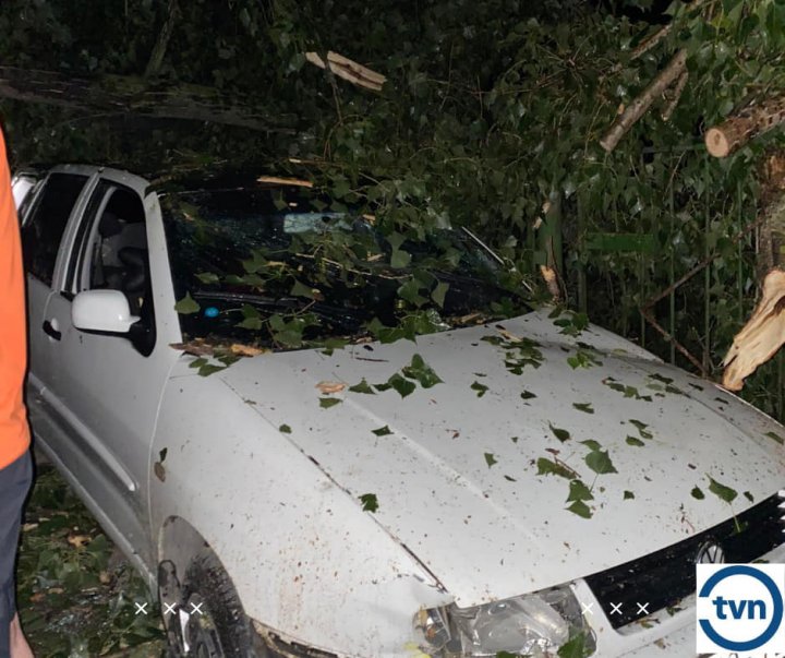 VIDEO/FOTO. O FURTUNĂ PUTERNICĂ a făcut PRĂPĂD în mai multe localități din Moldova