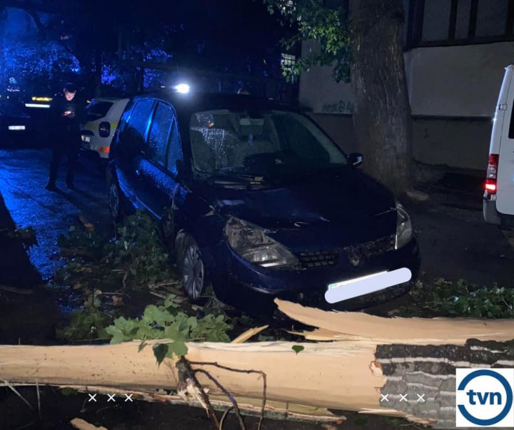 VIDEO/FOTO. O FURTUNĂ PUTERNICĂ a făcut PRĂPĂD în mai multe localități din Moldova